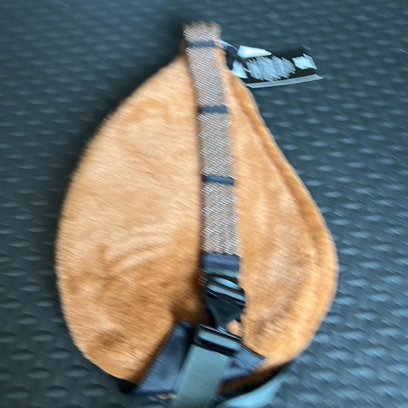 Kavu Adult Sling Bag or Crossbody Bag - New - Picture 2 of 4